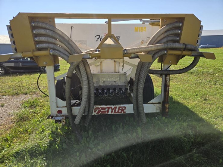 #2992-•-tyler-fluid-air-6-ton-dry-fertilizer-spreader-image-4