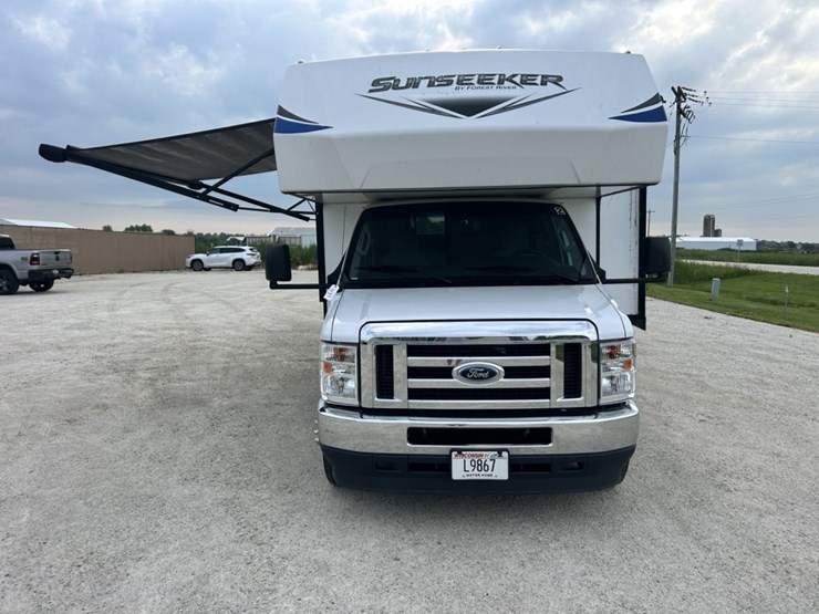 2021-ford-e450-image-8