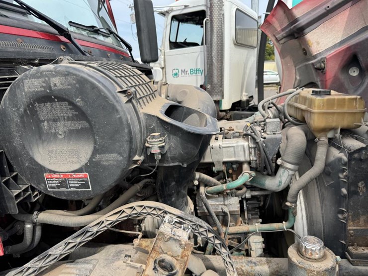 #1097-•-2006-volvo-ve-d12-sleeper-semi-tractor-image-73