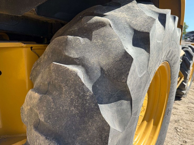 2014-caterpillar-420f-image-19