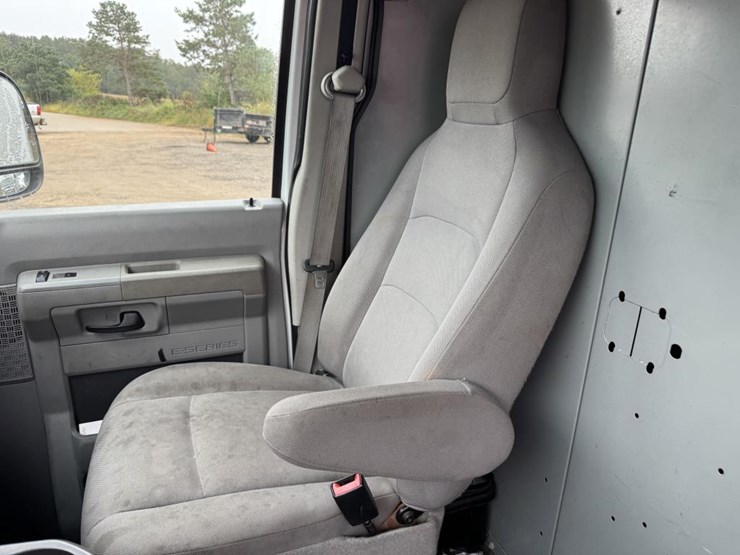 2011-ford-cargo-image-35