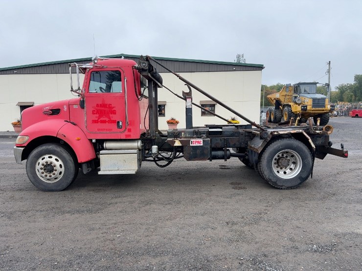 2005-peterbilt-335-image-2