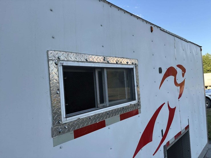 2010-18’,-(4’)-v,-single-axle,-hyd-frame,-(2)-30#-lp-tanks,-3-burner-stove,-oven,-(not-pictured),-(7-image-13