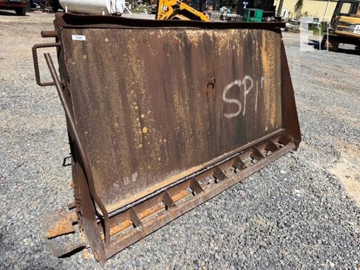 dump-truck-spreader-tailgate-image-1