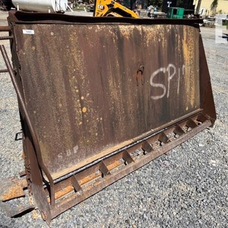 DUMP TRUCK SPREADER TAILGATE