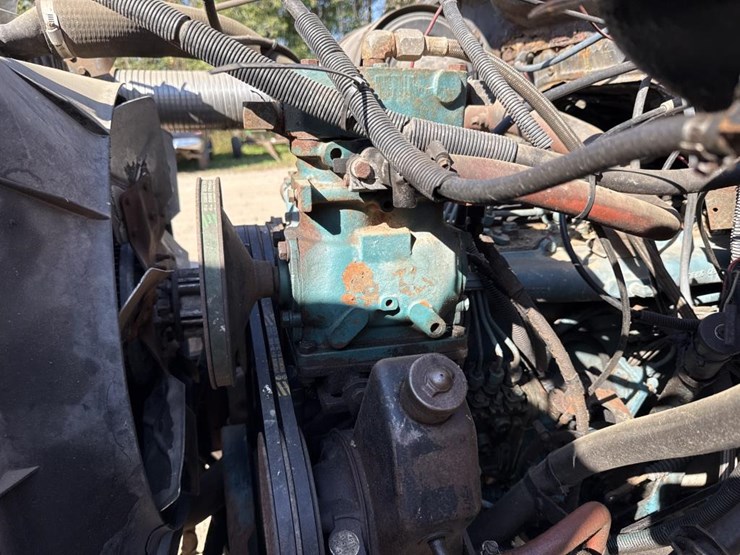 #1815-•-1985-international-1954-cab-and-chassis-image-14