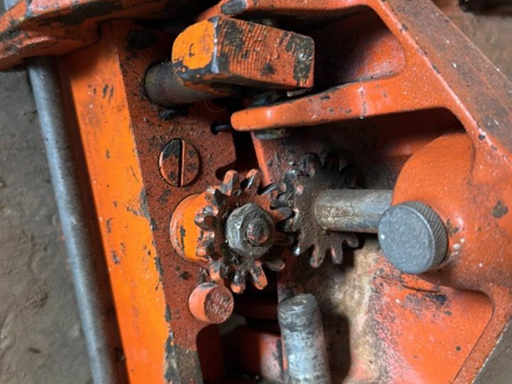 #158-•-manual-floor-jack-image-4