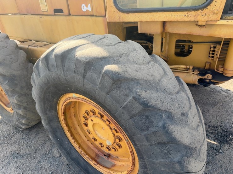 1982-deere-670a-image-11