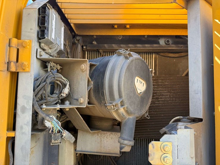 deere-225d-lc-image-34