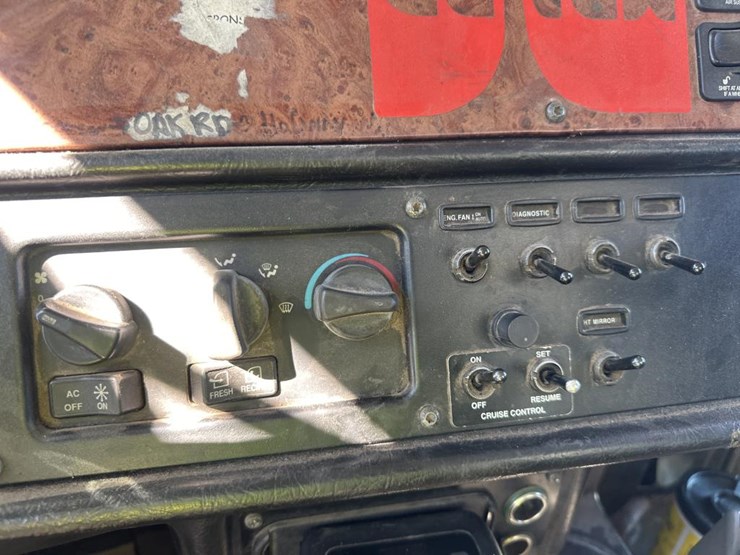 2005-peterbilt-385-image-44