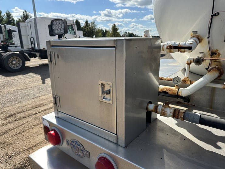 #1811-•-2012-freightliner-m2-tanker-truck-image-17