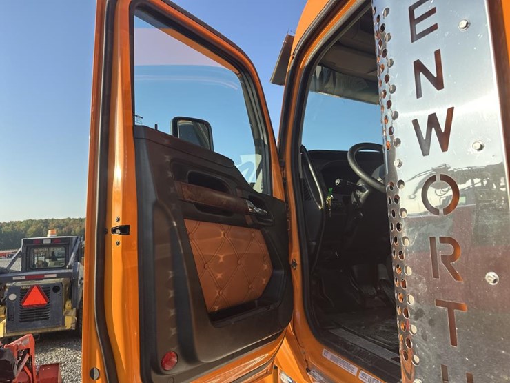 2023-kenworth-w990-image-24
