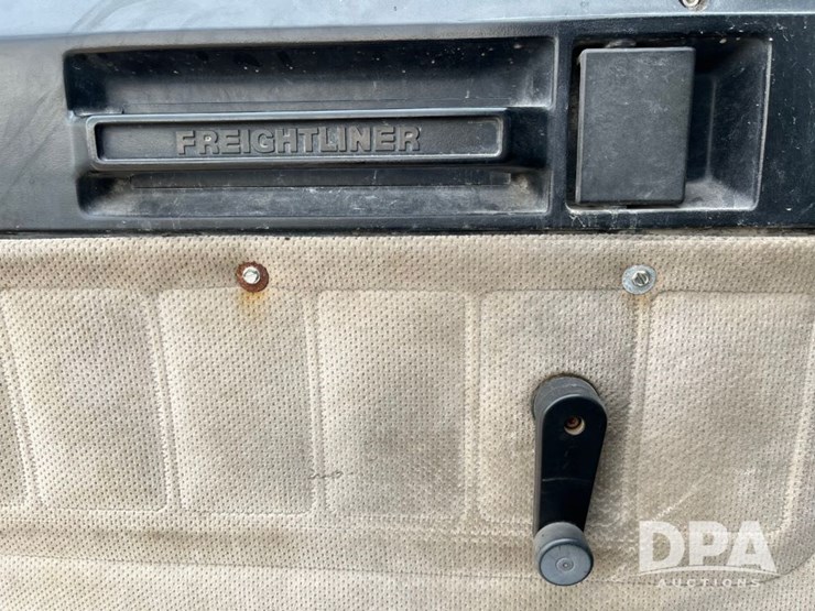 1989-freightliner-day-cab-truck-(jn0784,-unit-06815)-image-49
