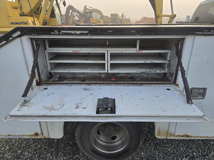 2005-chevrolet-3500-image-23