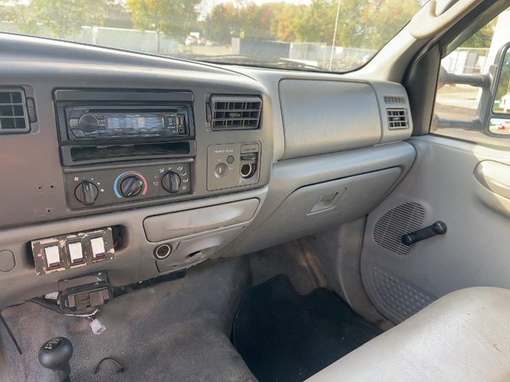 2004-ford-f550-xl-image-18