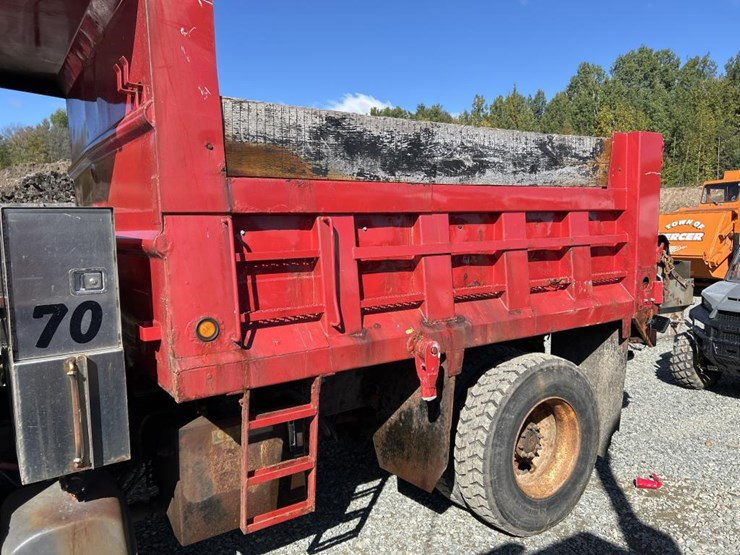 2004-freightliner-fl80-image-19