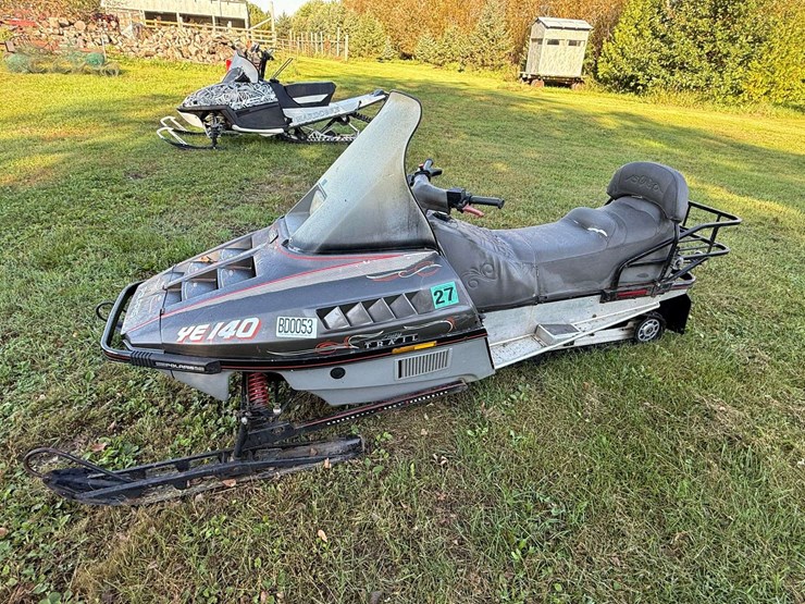 1990-polaris-indy-trail-deluxe-2-up-snowmobile,-5,944-miles,-electric-start-and-reverse,-runs-good-a-image-7