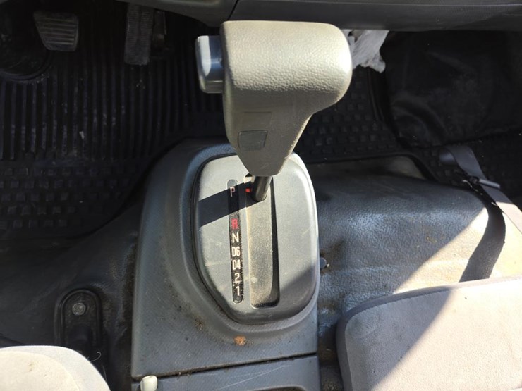 2017-isuzu-npr-image-31