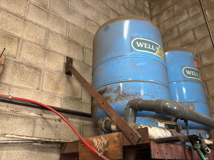 #133-•-well-trol-pressure-bladder-tank-50-gal-image-1