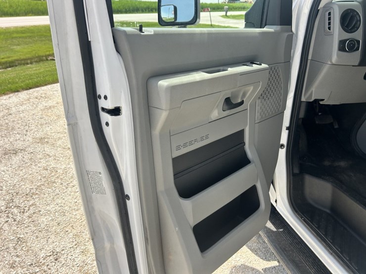 2022-ford-e350-image-27