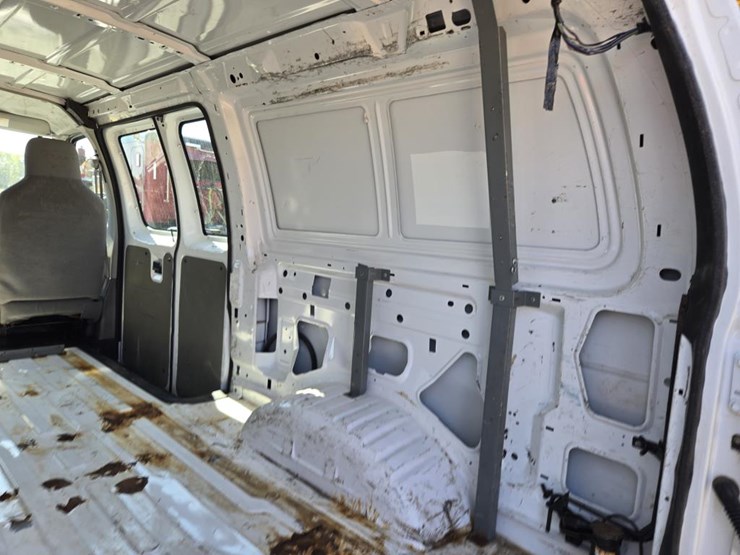 2013-ford-cargo-image-26