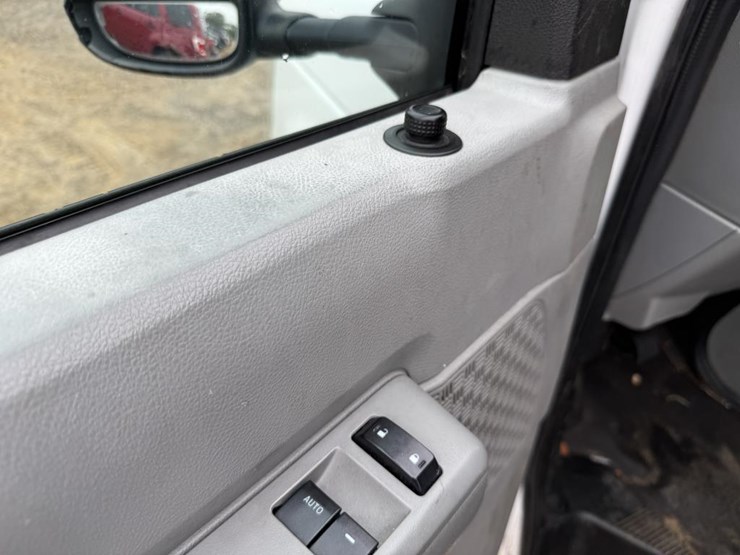 2011-ford-cargo-image-33