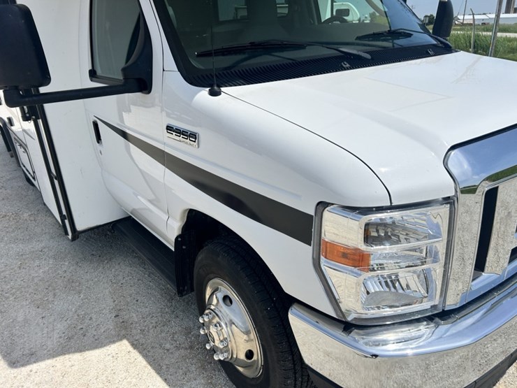 2022-ford-e350-image-25