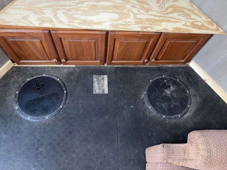 2010-18’,-(4’)-v,-single-axle,-hyd-frame,-(2)-30#-lp-tanks,-3-burner-stove,-oven,-(not-pictured),-(7-image-30