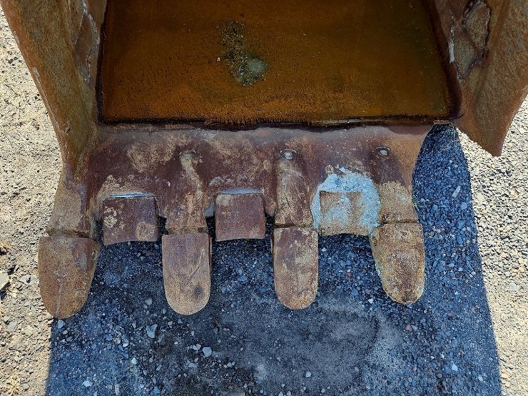 caterpillar-52"-bucket-with-teeth-image-6