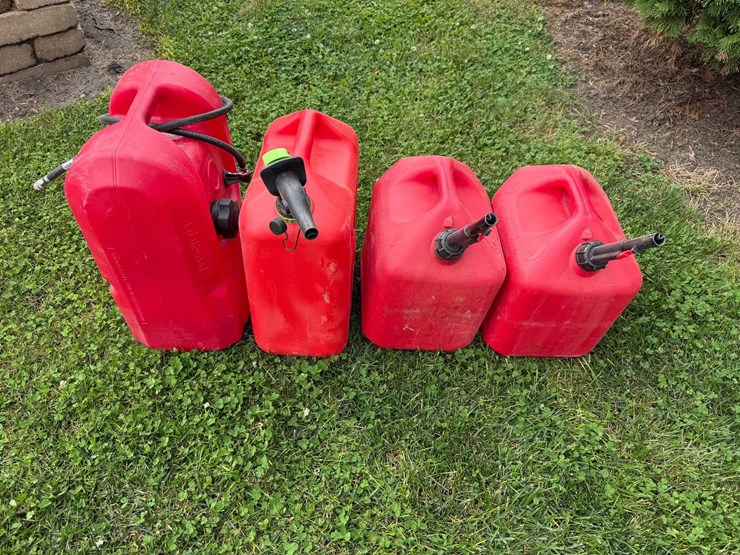 (4)-gas-cans,-buying-all-for-one-money-image-1