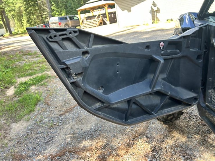 #1401-•-2023-can-am-1000r-commander-xt-image-36
