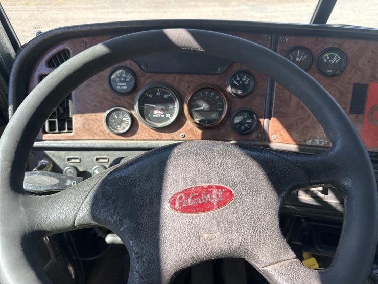 2005-peterbilt-385-image-39
