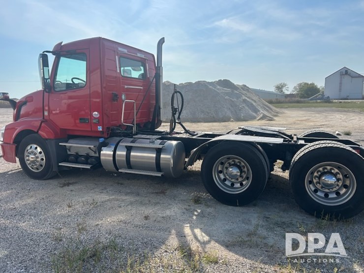 2017-volvo-vnl64t300-image-6