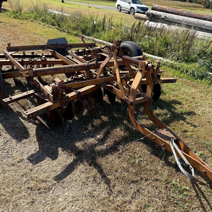 8’ Tandem Disk, No Cylinder, Needs Work, Loading is Available. This Item is Located in South Dakota,