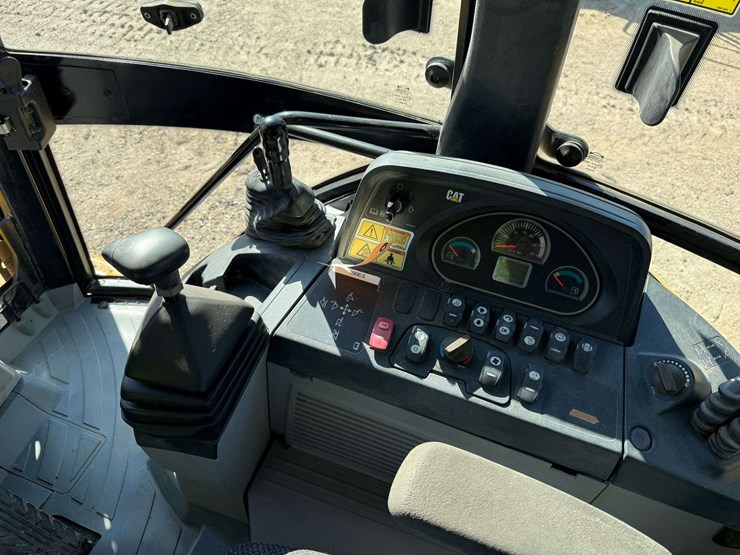 2014-caterpillar-420f-image-51