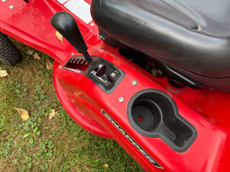 snapper-28”-riding-lawn-mower-with-bagger-image-8