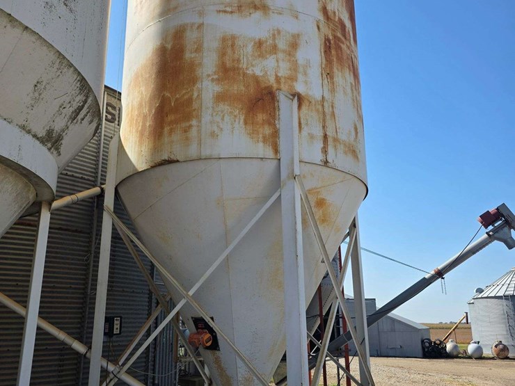 approx-24-ton-bulk-bin,-approx-27’-tall-and-11’-wide-with-bridge-rid-anti-bridge-system,-30’-of-flex-image-1
