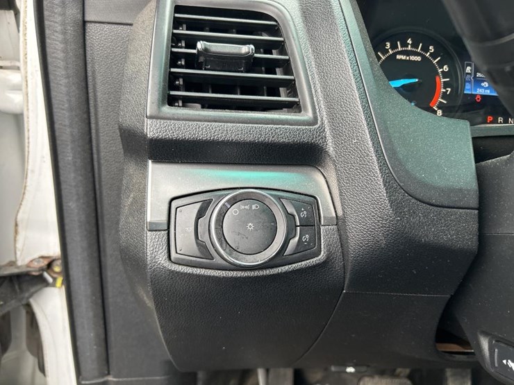 2017-ford-explorer-image-48