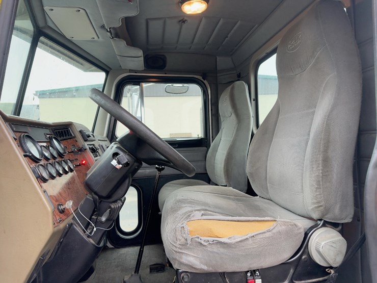 2004-peterbilt-330-image-21