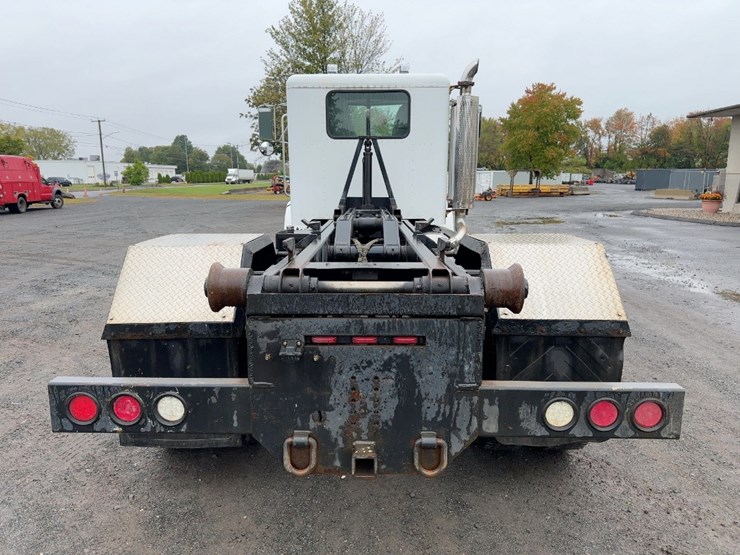 2004-peterbilt-330-image-4