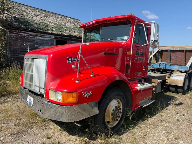 1994-ih-day-cab-semi-tractor,-n14-engine,-9-speed-transmission,-shows-431,118-miles-with-an-in-frame-image-1