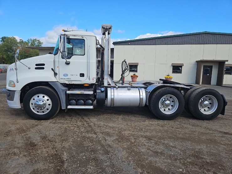 2012-mack-pinnacle-cxu613-image-2