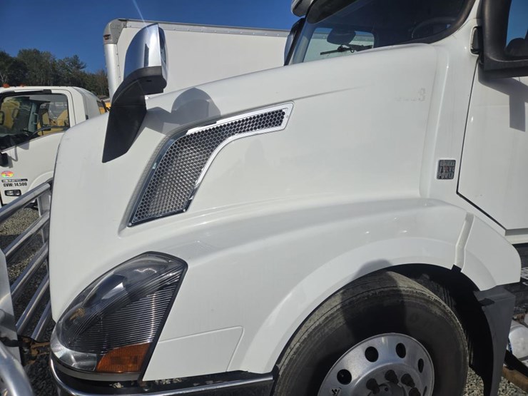 2016-volvo-10-image-9