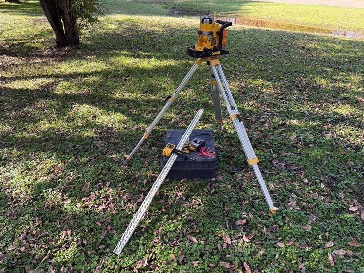 dewalt-dw073-cordless-rotary-laser,-with-grade-stick,-charger,-and-18v-battery,-tripod-and-case,-in-image-1