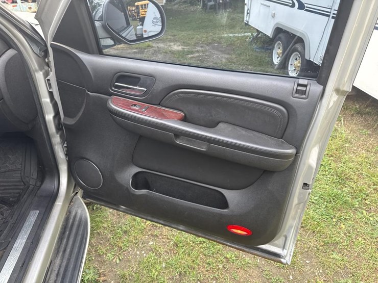 2008-cadillac-escalade-image-15