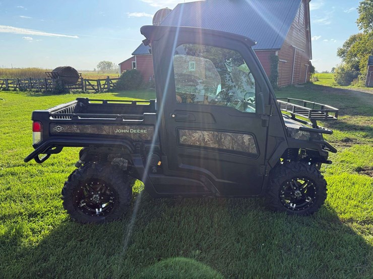2021-john-deere-gator-image-3