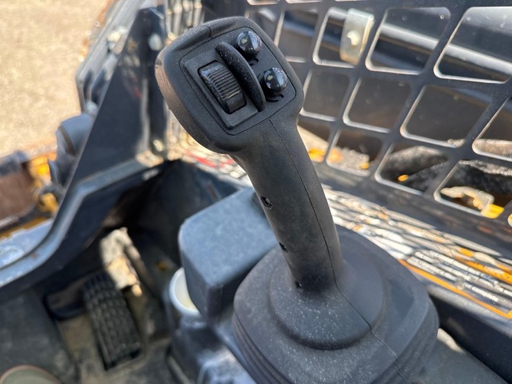 2019-deere-325g-image-29