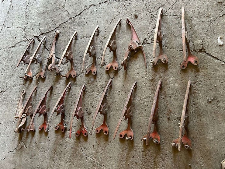 gaterman-crop-lifters-for-older-style-john-deere-soybean-head,-18-lifters,-2-bolt-style,-model-#4h,-image-1
