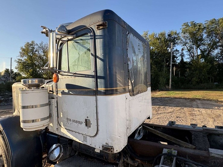 1977-peterbilt-359-image-13