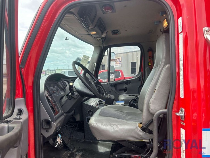 2016-freightliner-m2-106-braun-ambulance-image-6